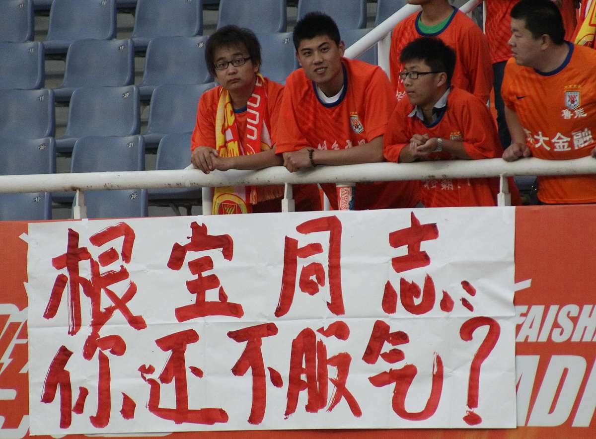 本土球队表现抢眼，观众欣喜赞叹 